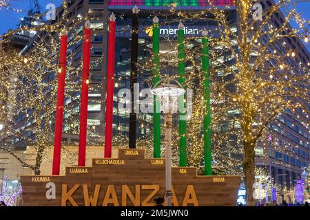 Detroit, Michigan - Ein Kwanzaa-Kinara im Campus Martius Park während der Winterferien. Die sieben Kerzen im Kinara (Suahili für „Candle h Stockfoto