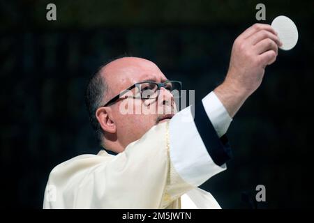 Italien, Rom, Vatikan, 2022/12/29. Nach der Nachricht über den sich verschlechternden Gesundheitszustand des Papstes Emeritus, die Gemeinde der Gemeinde Santa Maria Consolatrice in Casal Bertone, von der 1977 der damalige Kardinal Joseph Ratzinger ernannt wurde, Der Titel wurde am 15. Oktober dieses Jahres in Besitz genommen und feierte eine Messe und die Wiederholung des Rosenkranzes unter dem Bild von Mary Consolatrice, der Papst Benedikt in Rom gewidmet ist. Foto von Alessia Giuliani/Catholic Press Photos . BESCHRÄNKT AUF REDAKTIONELLE VERWENDUNG - KEIN MARKETING - KEINE WERBEKAMPAGNEN. Stockfoto