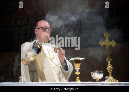 Italien, Rom, Vatikan, 2022/12/29. Nach der Nachricht über den sich verschlechternden Gesundheitszustand des Papstes Emeritus, die Gemeinde der Gemeinde Santa Maria Consolatrice in Casal Bertone, von der 1977 der damalige Kardinal Joseph Ratzinger ernannt wurde, Der Titel wurde am 15. Oktober dieses Jahres in Besitz genommen und feierte eine Messe und die Wiederholung des Rosenkranzes unter dem Bild von Mary Consolatrice, der Papst Benedikt in Rom gewidmet ist. Foto von Alessia Giuliani/Catholic Press Photos . BESCHRÄNKT AUF REDAKTIONELLE VERWENDUNG - KEIN MARKETING - KEINE WERBEKAMPAGNEN. Stockfoto