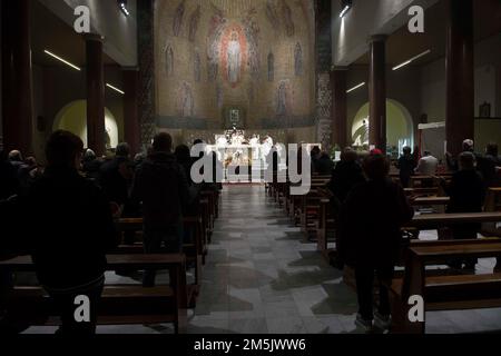 Italien, Rom, Vatikan, 2022/12/29. Nach der Nachricht über den sich verschlechternden Gesundheitszustand des Papstes Emeritus, die Gemeinde der Gemeinde Santa Maria Consolatrice in Casal Bertone, von der 1977 der damalige Kardinal Joseph Ratzinger ernannt wurde, Der Titel wurde am 15. Oktober dieses Jahres in Besitz genommen und feierte eine Messe und die Wiederholung des Rosenkranzes unter dem Bild von Mary Consolatrice, der Papst Benedikt in Rom gewidmet ist. Foto von Alessia Giuliani/Catholic Press Photos . BESCHRÄNKT AUF REDAKTIONELLE VERWENDUNG - KEIN MARKETING - KEINE WERBEKAMPAGNEN. Stockfoto