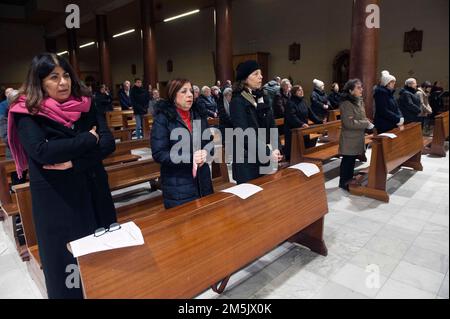 Italien, Rom, Vatikan, 2022/12/29. Nach der Nachricht über den sich verschlechternden Gesundheitszustand des Papstes Emeritus, die Gemeinde der Gemeinde Santa Maria Consolatrice in Casal Bertone, von der 1977 der damalige Kardinal Joseph Ratzinger ernannt wurde, Der Titel wurde am 15. Oktober dieses Jahres in Besitz genommen und feierte eine Messe und die Wiederholung des Rosenkranzes unter dem Bild von Mary Consolatrice, der Papst Benedikt in Rom gewidmet ist. Foto von Alessia Giuliani/Catholic Press Photos . BESCHRÄNKT AUF REDAKTIONELLE VERWENDUNG - KEIN MARKETING - KEINE WERBEKAMPAGNEN. Stockfoto