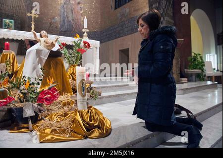 Italien, Rom, Vatikan, 2022/12/29. Nach der Nachricht über den sich verschlechternden Gesundheitszustand des Papstes Emeritus, die Gemeinde der Gemeinde Santa Maria Consolatrice in Casal Bertone, von der 1977 der damalige Kardinal Joseph Ratzinger ernannt wurde, Der Titel wurde am 15. Oktober dieses Jahres in Besitz genommen und feierte eine Messe und die Wiederholung des Rosenkranzes unter dem Bild von Mary Consolatrice, der Papst Benedikt in Rom gewidmet ist. Foto von Alessia Giuliani/Catholic Press Photos . BESCHRÄNKT AUF REDAKTIONELLE VERWENDUNG - KEIN MARKETING - KEINE WERBEKAMPAGNEN. Stockfoto