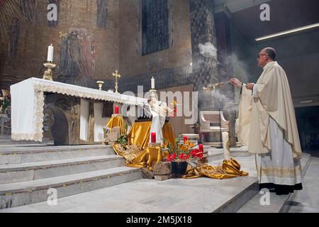 Italien, Rom, Vatikan, 2022/12/29. Nach der Nachricht über den sich verschlechternden Gesundheitszustand des Papstes Emeritus, die Gemeinde der Gemeinde Santa Maria Consolatrice in Casal Bertone, von der 1977 der damalige Kardinal Joseph Ratzinger ernannt wurde, Der Titel wurde am 15. Oktober dieses Jahres in Besitz genommen und feierte eine Messe und die Wiederholung des Rosenkranzes unter dem Bild von Mary Consolatrice, der Papst Benedikt in Rom gewidmet ist. Foto von Alessia Giuliani/Catholic Press Photos . BESCHRÄNKT AUF REDAKTIONELLE VERWENDUNG - KEIN MARKETING - KEINE WERBEKAMPAGNEN. Stockfoto