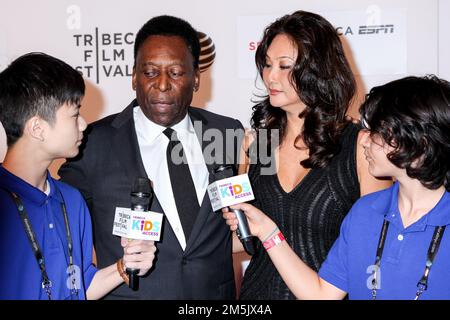NEW YORK, NEW YORK, USA. 23. APRIL 2016. Die ehemalige brasilianische Fußballerin Pele und Marcia Aoki besuchen die Weltpremiere „Pele: Geburt Einer Legende“ Stockfoto