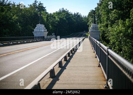 Der Wanderweg auf der French King Bridge, Massachusetts, erstreckt sich über den Connecticut River Stockfoto