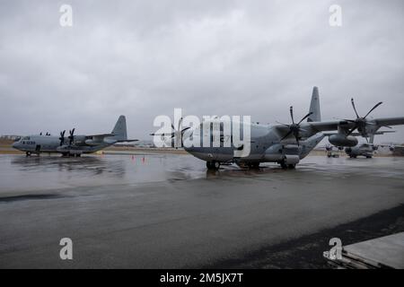 USA Marines bereiten zwei KC-130J Super Hercules für den Flug auf dem norwegischen Luftwaffenstützpunkt Bodø während der Übung Cold Response 2022, Norwegen, 21. März 2022 vor. Die Marines sind dem Marine Luftbetanker Transportgeschwader 252, 2D Marine Aircraft Wing zugeteilt. Übung Cold Response ’22 ist eine alle zwei Jahre stattfindende Übung in ganz Norwegen, an der sich jeder seiner Militärdienste sowie 26 weitere alliierte Nationen und regionale Partner der Nordatlantikvertrags-Organisation beteiligen. Stockfoto