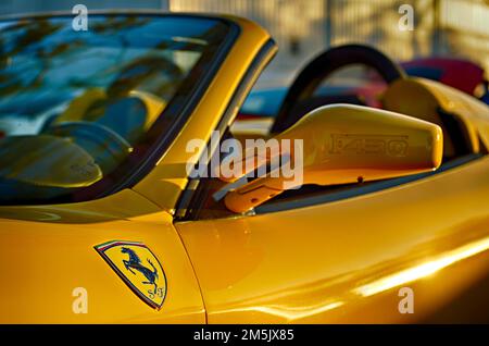 Gelber Ferrari F430 Spider oder Cabrio mit dem Ferrari-Emblem oder Logo auf der Fahrerseite. Stockfoto