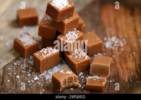 Gesalzenes Karamell. Cremiges Toffee mit Meersalz. Stockfoto