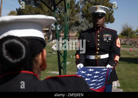 Marines vom Standort-Support Phoenix faltete eine amerikanische Flagge zu Ehren von LT. Oberst David Althoff (pensioniert), im Valley of the Sun Leichenhaus und Friedhof, Chandler Arizona, 21. März 2022. Althoff diente als Pilot im Vietnamkrieg und absolvierte über 1.000 Kampfmissionen. Ihm wird zugeschrieben, Hunderte von Marines zu retten, die im Kampf schwer verletzt wurden und der Empfänger von drei Silbernen Sternen, drei ausgezeichneten fliegenden Kreuzen, einem Bronzestern, einer Meritorious Service Medaille und 55 Luftmedaillen war. Stockfoto