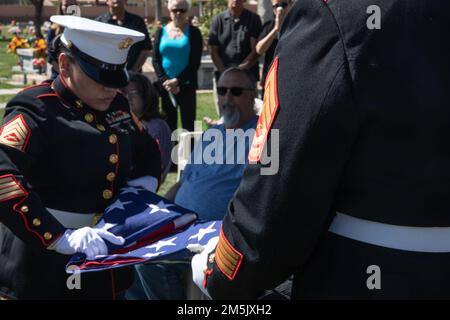 Marines vom Standort-Support Phoenix faltete eine amerikanische Flagge zu Ehren von LT. Oberst David Althoff (pensioniert), im Valley of the Sun Leichenhaus und Friedhof, Chandler Arizona, 21. März 2022. Althoff diente als Pilot im Vietnamkrieg und absolvierte über 1.000 Kampfmissionen. Ihm wird zugeschrieben, Hunderte von Marines zu retten, die im Kampf schwer verletzt wurden und der Empfänger von drei Silbernen Sternen, drei ausgezeichneten fliegenden Kreuzen, einem Bronzestern, einer Meritorious Service Medaille und 55 Luftmedaillen war. Stockfoto