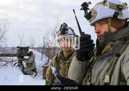 Fallschirmjäger des 1. Bataillons, des 501. Parachute Infanterie-Regiments, des 4. Infanterie-Kampfteams (Luftlinie), der 25. Infanterie-Division, der ‚Spartan Brigade‘, überwachen die Oppositionstruppe während der Rotation 22-02 des Joint Pacific Multiational Readiness Center in der Nähe von Fort Greely, Alaska, am 19. März 2022. JPMRC 22-02 ist das erste regionale Kampftrainingszentrum in Alaska. Es konzentriert sich auf großmaßstäbliche Kampfoperationen (Large Scale Combat Operations, LSCO) und testet die Kampfbereitschaft des 1. Stryker Brigade Combat Team, 25. Infanteriedivision, während Fallschirmjäger von 4-25 IBCT (ABN) als Oppositi fungieren Stockfoto