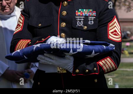 Gunnery Sgt., Serge Alphonse, Site Support Phoenix Folds an American Flag zu Ehren von LT. Oberst David Althoff (pensioniert), im Valley of the Sun Mortuary and Cemetery, Chandler Arizona, 21. März 2022. Althoff diente als Pilot im Vietnamkrieg und absolvierte über 1.000 Kampfmissionen. Ihm wird zugeschrieben, Hunderte von Marines zu retten, die im Kampf schwer verletzt wurden und der Empfänger von drei Silbernen Sternen, drei ausgezeichneten fliegenden Kreuzen, einem Bronzestern, einer Meritorious Service Medaille und 55 Luftmedaillen war. Stockfoto