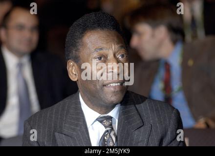 Frankfurt, Deutschland. 29. Dezember 2022. FOTOMONTAGE: PELE starb im Alter von 82 Jahren nach langer Krankheit. ARCHIVFOTO: PELE, Brasilien, Fußball, ehemaliger Fußballspieler, Fußballstar, Portrait, Portrait, QF-Fußball FIFA-Weltmeisterschaft 2006 erste Runde in Frankfurt am 0512,2003 ? Kredit: dpa/Alamy Live News Stockfoto