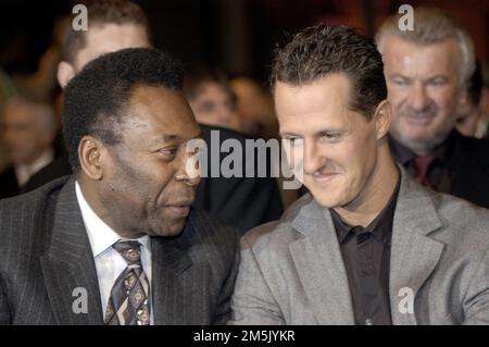 Frankfurt, Deutschland. 29. Dezember 2022. PELE starb im Alter von 82 Jahren nach einer langen Krankheit. ARCHIVFOTO: Michael SCHUMACHER, Deutschland, Formel 1, spricht mit PELE Left, BH, ehemaliger Fußballspieler FIFA Fußball-Weltmeisterschaft 2006 vorläufige Ziehung in Frankfurt am 05. Mai 12/2003 Kredit: dpa/Alamy Live News Stockfoto