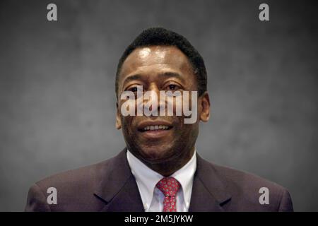 Frankfurt, Deutschland. 29. Dezember 2022. FOTOMONTAGE: PELE starb im Alter von 82 Jahren nach langer Krankheit. ARCHIVFOTO: PELE, Brasilien, Fußball, ehemaliger Fußballspieler, Fußballstar, Porträt, Porträt, QF 05.12.2003? Kredit: dpa/Alamy Live News Stockfoto