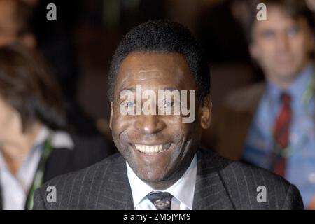 Frankfurt, Deutschland. 29. Dezember 2022. PELE starb im Alter von 82 Jahren nach einer langen Krankheit. ARCHIVFOTO: PELE, Brasilien, Fußball, ehemaliger Fußballspieler, Fußballstar, Portrait, Portrait, QF Fußball FIFA Weltmeisterschaft 2006 Vorverlosung in Frankfurt für 05.12.2003 Credit: dpa/Alamy Live News Stockfoto