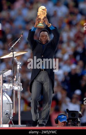 Deutschland. 9. Juli 2006. PELE starb im Alter von 82 Jahren nach einer langen Krankheit. ARCHIVFOTO: Eröffnungszeremonie – Pele trägt die WM-Trophäe in das Stadion. Deutschland (GER) - Costa Rica (CRC) 4-2, am 9. Juni 2006 in München, Vorrunde, Gruppe A; Fußball-Weltmeisterschaft 2006, FIFA-Weltmeisterschaft 2006, Weltmeisterschaft 2006, Weltmeisterschaft 2006, vom 9. Juni bis 9. Juli 2006 in Deutschland. Kredit: dpa/Alamy Live News Stockfoto