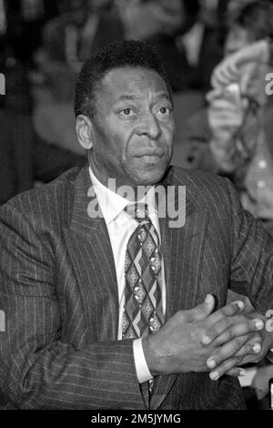 Frankfurt, Deutschland. 29. Dezember 2022. PELE starb im Alter von 82 Jahren nach einer langen Krankheit. ARCHIVFOTO: PELE, Brasilien, Fußball, ehemaliger Fußballspieler, Fußballstar, Halbfigur, mit gefalteten Händen, erste Runde der FIFA Fußball-Weltmeisterschaft 2006 in Frankfurt für 05.12.2003 Credit: dpa/Alamy Live News Stockfoto