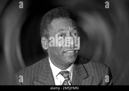 Frankfurt, Deutschland. 29. Dezember 2022. FOTOMONTAGE: PELE starb im Alter von 82 Jahren nach langer Krankheit. ARCHIVFOTO: PELE, Brasilien, Fußball, ehemaliger Fußballspieler, Fußballstar, Porträt, Porträt, QF ARCHIVIEREN FOTO von 05.12.2003 Kredit: dpa/Alamy Live News Stockfoto