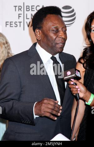 NEW YORK, NEW YORK, USA. 23. APRIL 2016. Die ehemalige brasilianische Fußballerin Pele und Marcia Aoki besuchen die Weltpremiere „Pele: Geburt Einer Legende“ in den 2 Jahren Stockfoto