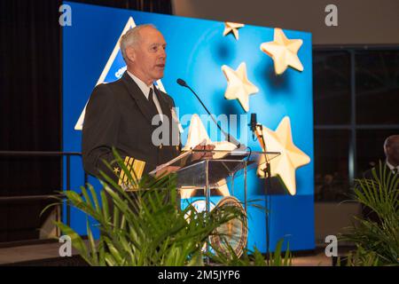 220320-N-OB471-1170 NORFOLK, VA (20. März 2022) Vizeadmiral Kenneth Whitesell, Befehlshaber der Marine-Luftwaffe, spricht auf der Centennial of U.S. Navy Aircraft Carriers Recognition Ceremony, ausgerichtet von der Navy League of the United States Hampton Roads, März 20. Die Zeremonie feierte die Inbetriebnahme des ersten Flugzeugträgers der Navy, USS Langley (CV 1), am 20. März 1922. In den 100 Jahren danach waren Flugzeugträger die führende Projektionsplattform der Navy und dienten dem Interesse der Nation in Zeiten von Krieg und Frieden. Mit einer unerreichten Fähigkeit, Kampffähigkeiten bereitzustellen Stockfoto