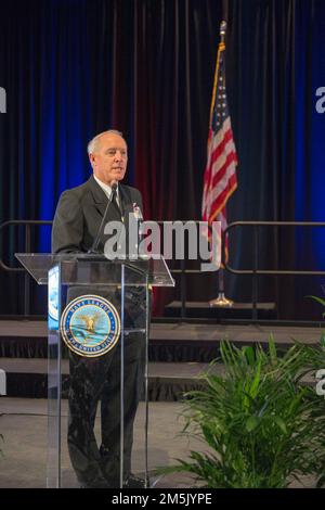 220320-N-OB471-1144 NORFOLK, VA (20. März 2022) Vizeadmiral Kenneth Whitesell, Befehlshaber der Marine-Luftwaffe, spricht auf der Centennial of U.S. Navy Aircraft Carriers Recognition Ceremony, ausgerichtet von der Navy League of the United States Hampton Roads, März 20. Die Zeremonie feierte die Inbetriebnahme des ersten Flugzeugträgers der Navy, USS Langley (CV 1), am 20. März 1922. In den 100 Jahren danach waren Flugzeugträger die führende Projektionsplattform der Navy und dienten dem Interesse der Nation in Zeiten von Krieg und Frieden. Mit einer unerreichten Fähigkeit, Kampffähigkeiten bereitzustellen Stockfoto