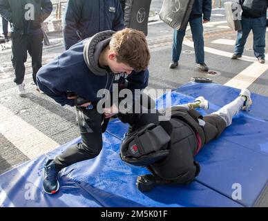 NORWEGISCHE SEE (21. März 2022) Fähnrich Ryan Serrato führt während eines Reaktionstruppen-Grundkurses für Oleoresin-Capsicum-Spray (OC) an Bord des Arleigh-Burke-Class-Guided-Missile Destroyer USS Roosevelt (DDG 80), 21. März 2022, eine Abschussung durch. Roosevelt, nach Rota, Spanien, stationiert, ist auf seiner dritten Patrouille in den USA Sechster Einsatzbereich der Flotte zur Unterstützung regionaler Verbündeter und Partner sowie nationaler Sicherheitsinteressen der USA in Europa und Afrika. Stockfoto