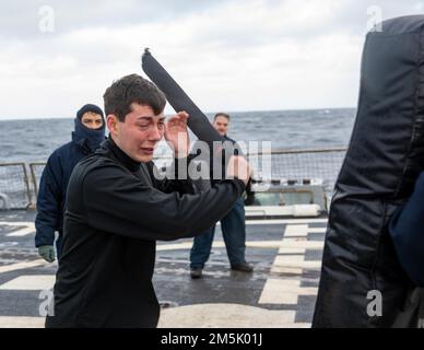 NORWEGISCHE SEE (21. März 2022) der Quartermaster Seaman schlägt während eines Reaktionskraftwerks für Oleoresin-Capsicum-Spray (OC)-Kurses an Bord des Arleigh-Burke-Class-Guided-Missile Destroyer USS Roosevelt (DDG 80) am 21. März 2022 eine Matte. Roosevelt, nach Rota, Spanien, stationiert, ist auf seiner dritten Patrouille in den USA Sechster Einsatzbereich der Flotte zur Unterstützung regionaler Verbündeter und Partner sowie nationaler Sicherheitsinteressen der USA in Europa und Afrika. Stockfoto