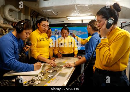 PHILIPPINE SEA (21. März 2022) Seeleute verfolgen die Platzierung von Flugzeugen in der Hangarbucht an Bord des Flugzeugträgers USS Abraham Lincoln (CVN 72) der Nimitz-Klasse. Die Abraham Lincoln Strike Group befindet sich in einem geplanten Einsatz im US-7.-Flottenbereich, um die Interoperabilität durch Allianzen und Partnerschaften zu verbessern und gleichzeitig als einsatzbereite Truppe zur Unterstützung einer freien und offenen Region Indo-Pacific zu fungieren. Stockfoto