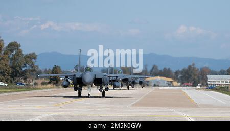 ANDRAVIDA AIR BASE, GRIECHENLAND – USA Air Force F-15E Eagles vom 48. Kampfflügel der Royal Air Force Lakenheath, Vereinigtes Königreich, landet am Andravida Air Base, Griechenland, 21. März 2022. Die 48 FW wird an INIOCHOS 22 teilnehmen, einer von der griechischen Luftwaffe geleiteten Übung, die darauf abzielt, die Interoperabilität und die Fähigkeiten der alliierten und Partner-Luftwaffe bei der Durchführung gemeinsamer Einsätze und der Luftabwehr zu verbessern. Stockfoto