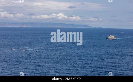 220321-N-HD110-1312 OSTPAZIFIK - (21. MÄRZ 2022) -- Das Kampfschiff USS Milwaukee (LCS 5) in der Variante Freedom, das 11 Meter lange Schlauchboot mit starrem Rumpf (RHIB) und die ecuadorianischen Küstenwachschiffe LAE Rio Jubones (LG-120) und LAE Rio Tangare (LG-128) führen am 21. März 2022 vor der Küste von Manta, Ecuador, eine bilaterale Seeschifffahrtsübung durch. Milwaukee wird in das US-Flottengebiet 4. entsandt, um die Mission der Joint Interagency Task Force South zu unterstützen, zu der auch Missionen zur Bekämpfung des illegalen Drogenhandels in der Karibik und im östlichen Pazifik gehören. Stockfoto