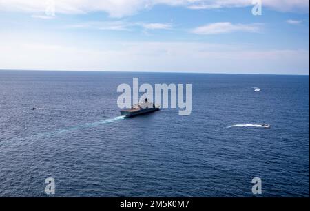 220321-N-HD110-1902 OSTPAZIFIK - (21. MÄRZ 2022) -- Das Kampfschiff USS Milwaukee (LCS 5) in der Variante Freedom, das 11 Meter lange Schlauchboot mit starrem Rumpf (RHIB) und die ecuadorianischen Küstenwachschiffe LAE Rio Jubones (LG-120) und LAE Rio Tangare (LG-128) führen am 21. März 2022 vor der Küste von Manta, Ecuador, eine bilaterale Seeschifffahrtsübung durch. Milwaukee wird in das US-Flottengebiet 4. entsandt, um die Mission der Joint Interagency Task Force South zu unterstützen, zu der auch Missionen zur Bekämpfung des illegalen Drogenhandels in der Karibik und im östlichen Pazifik gehören. Stockfoto