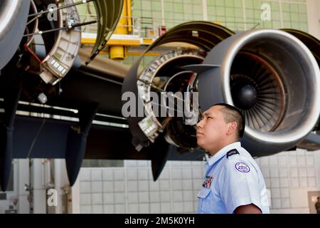 Joshua Andrews, West Anchorage High School Junior ROTC-Kadett, sieht einen C-17 Globemaster III auf einer Führung durch die 15. Maintenance Group auf der Joint Base Pearl Harbor-Hickam, Hawaii, 21. März 2022. Die Kadetten erfuhren von den Fähigkeiten der C-17 und sprachen mit den Betreuern der 15. Wing über ihre Karrierefelder. (Air Force Foto von 1. LT. Benjamin Aronson) Stockfoto