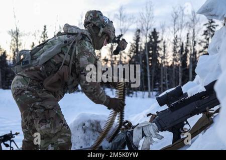 Fallschirmjäger vom 1. Bataillon, 501. Fallschirmspringer-Infanterie-Regiment, 4. Infanteriebrigade-Kampfteam, 25. Infanterie-Division, "Spartan Brigade", bereiten sich darauf vor, ihre Kampfposition gegen Stryker und Infanterie-Truppen zu verteidigen, 1. Stryker-Brigade-Kampfteam, 25. Infanterie-Division, während des Joint Pacific Multiational Readiness Center, Rotation 22-02 bei Fort Greely Alaska, 21. März 2022. JPMRC 22-02 ist das erste regionale Kampftrainingszentrum in Alaska. Es konzentriert sich auf großmaßstäbliche Kampfoperationen (LSCO) und testet die Kampfbereitschaft des 1-25 SBCT während Fallschirmjäger f Stockfoto