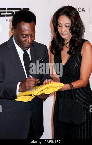 NEW YORK, NY - APRIL 23: Der ehemalige brasilianische Fußballer Pele und Marcia Aoki nimmt an der Premiere „Pele: Birth of A Legend“ 2016 Tribeca Film Festival im J Teil Stockfoto