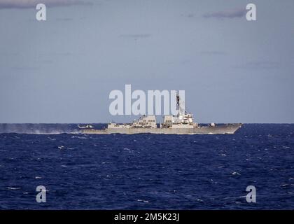 ATLANTIK (21. März 2022) – an MH-60R Seahawk, zugeteilt an die „Großmeister“ des Helicopter Maritime Strike Squadron (HSM) 46, bereitet sich auf die Landung auf dem Cockpit des Arleigh-Burke-Class-Guided-Missile Destroyers USS Truxtun (DDG 103) vom März 21 vor. Truxtun beteiligt sich derzeit an der Task Force im US-Flottenbereich 2. TFEX dient als Zertifizierungsmaßnahme für Schiffe, die eigenständig eingesetzt werden, und dient der Prüfung der Einsatzbereitschaft und -Leistung im integrierten Betrieb. Stockfoto