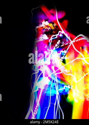 Die psychedelische Abstraktion bildete ein verschwommenes Backgroun. Leuchtend Neon verschwommener holographischer psychedelischer Texturhintergrund. Stockfoto