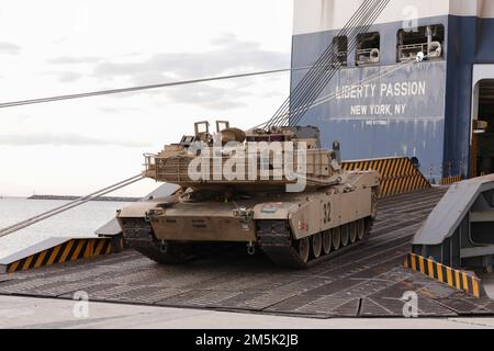 Ein Kampfpanzer von M1 Abrams, der dem Kampfteam der Panzerbrigade 3., der Infanterie-Division 4., angehört, landet am 21. März 2022 in einem Hafen in Alexandroupoli, Griechenland, von der „Liberty Passion“, einem kommerziellen Frachtschiff. Die 3. ABCT ist die neunte gepanzerte Rotationseinheit, die zur Unterstützung von Atlantic Resolve nach Europa eingesetzt wird. Die „Eisenbrigade“ wird sich zwei weiteren Brigaden in Europa unter dem Kommando des US Army V Corps anschließen, das die Kontrolle über alle Rotationseinheiten im europäischen Theater behält. Die Rotation wird gemeinsame und multinationale Schulungsveranstaltungen umfassen, um die Bereitschaft zu erhöhen Stockfoto