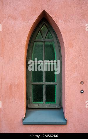 Art Nouveau oder Jugendstil oder National Romantic Stil schmale Fenster im Stadtteil Ullanlinna in Helsinki, Finnland Stockfoto