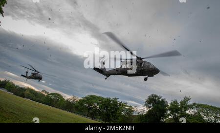 Zwei US-Dollar Army UH-60 Black Hawks, zugewiesen zum 2. Angriffs-Helikopter-Bataillon, 25. Luftfahrtregiment, 25. Infanterie-Division, Abflug wegen Luftangriffs, 22. März 2022, Fort Thanarat, Thailand. Luftangriffe ermöglichen es den Truppen, schnell in die Nähe eines Ziels einzugreifen und das Überraschungselement während des Angriffs zu nutzen. Stockfoto