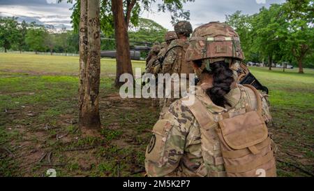 Soldaten der Alpha-Kompanie, 29. Brigadeingenieurbataillon, 3. Brigadekampfteam, 25. Infanteriedivision, warten auf den Einstieg in die USA Army UH-60 Black Hawk, dem 2. Angriffshopterbataillon zugeteilt, 25. Luftfahrtregiment, 25. Infanteriedivision, wegen eines Luftangriffs, 22. März 2022, Fort Thanarat, Thailand. Luftangriffe ermöglichen es den Truppen, schnell in die Nähe eines Ziels einzugreifen und das Überraschungselement während des Angriffs zu nutzen. Stockfoto