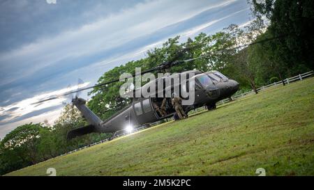 EIN US-AMERIKANISCHER Army UH-60 Black Hawk, zugewiesen zum 2. Angriffs-Helikopter-Bataillon, 25. Luftfahrtregiment, 25. Infanterie-Division, vorbereitung für einen Luftangriff, 22. März 2022, Fort Thanarat, Thailand. Luftangriffe ermöglichen es den Truppen, schnell in die Nähe eines Ziels einzugreifen und das Überraschungselement während des Angriffs zu nutzen. Stockfoto