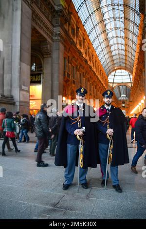 02-22-2014 Mailand, Italien. 2 Polizeibeamte mit Säbeln und Mützen und in antiken Kleidern in Mailand am Kuppelplatz : in der Galerie Victor Emmanuel II Stockfoto