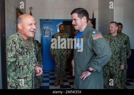 220321-N-RQ186-1016 NORFOLK, VA Mike Gilday spricht mit Commander. Robert Whitmore, befehlshabender Offizier der Flugzeugträger-Frühwarnstaffel (VAW) 121, anlässlich eines Besuchs zum Gedenken an 100 Jahre Flugzeugträger der Marine. Am 20. März 2022 sind 100 Jahre seit der Inbetriebnahme der USA vergangen Erster Flugzeugträger der Navy, USS Langley (CV 1), in der Norfolk Naval Shipyard. In den 100 Jahren seit dem Lebenslauf 1 bis CVN 78 waren Flugzeugträger die führende Projektionsplattform der Marine und dienten dem Interesse der Nation in Zeiten von Krieg und Frieden. Stockfoto