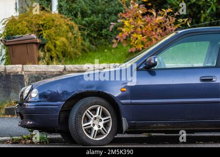 Göteborg, Schweden - Oktober 03 2022: Altes und verprügeltes blu Toyota Auto Stockfoto