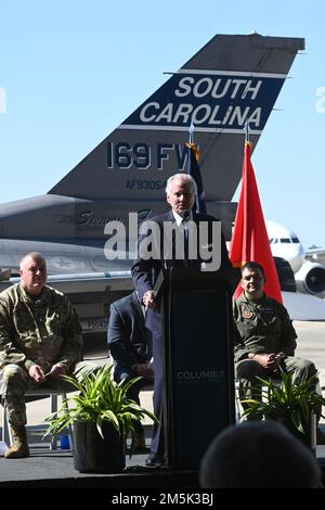 Henry McMaster, Gouverneur von South Carolina, spricht mit lokalen Medien und renommierten Besuchern am Columbia Metropolitan Airport West Cargo Hangar, Columbia, South Carolina während einer Pressekonferenz am 21. März 2022. Der Columbia Metropolitan Airport veranstaltet eine Pressekonferenz, auf der ein halbjährlicher Umzug der F-16-Kampfflugzeuge vom 169. Kampfflügel der South Carolina Air National Guard auf der nahe gelegenen McEntire Joint National Guard Base zu ihrem Flughafen angekündigt wird. Diese gemeinsame Partnerschaft im Hinblick auf die vorübergehende Verlegung von F-16-Flugzeugen wird im April 2022 beginnen. Sprechen während des p Stockfoto