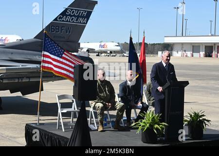 Henry McMaster, Gouverneur von South Carolina, spricht mit lokalen Medien und renommierten Besuchern am Columbia Metropolitan Airport West Cargo Hangar, Columbia, South Carolina während einer Pressekonferenz am 21. März 2022. Der Columbia Metropolitan Airport veranstaltet eine Pressekonferenz, auf der ein halbjährlicher Umzug der F-16-Kampfflugzeuge vom 169. Kampfflügel der South Carolina Air National Guard auf der nahe gelegenen McEntire Joint National Guard Base zu ihrem Flughafen angekündigt wird. Diese gemeinsame Partnerschaft im Hinblick auf die vorübergehende Verlegung von F-16-Flugzeugen wird im April 2022 beginnen. Sprechen während des p Stockfoto