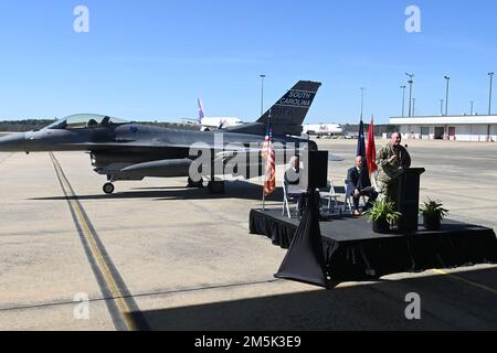 USA Generalmajor Van McCarty, Adjutant General of South Carolina, spricht mit lokalen Medien und angesehenen Besuchern am Columbia Metropolitan Airport West Cargo Hangar, Columbia, South Carolina, während einer Pressekonferenz am 21. März 2022. Der Columbia Metropolitan Airport veranstaltet eine Pressekonferenz, auf der ein halbjährlicher Umzug der F-16-Kampfflugzeuge vom 169. Kampfflügel der South Carolina Air National Guard auf der nahe gelegenen McEntire Joint National Guard Base zu ihrem Flughafen angekündigt wird. Diese gemeinsame Partnerschaft bezüglich der vorübergehenden Verlegung von F-16-Flugzeugen wird im aufgenommen Stockfoto