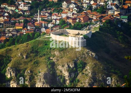 Eine Luftaufnahme der antiken Burg auf dem Hügel der Hauptstadt Sarajevo Stockfoto