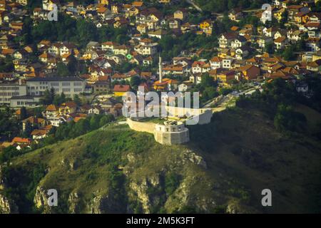 Eine Luftaufnahme der antiken Burg auf dem Hügel der Hauptstadt Sarajevo Stockfoto